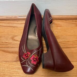 Vintage 9 Embroidered Floral Low Heels 80s 90s Eccentric Feminine Retro Boho